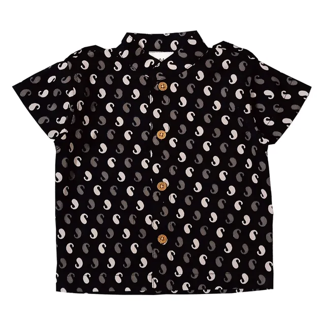 Snowflakes Boys Half Sleeve Shirt With Mango  Prints - Black