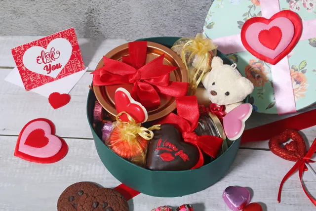 Sweet Round Love Hamper Chocolate Box
