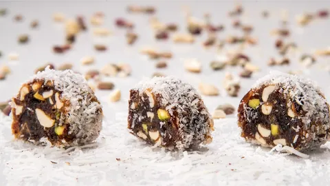 Sugarless Khajur Roll Cut