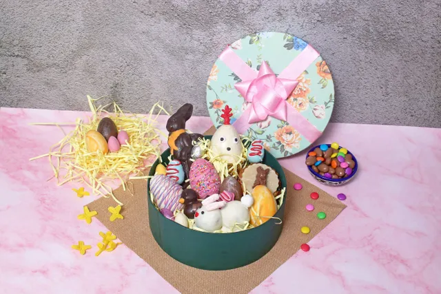 Round Easter Hamper | Chocolates