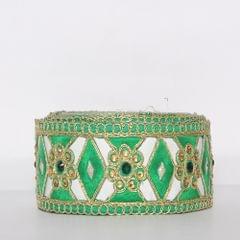 Green-in-fashion geometric border