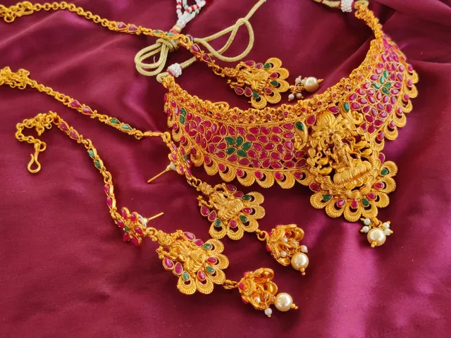 Necklace with earrings n tikka