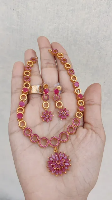 Ruby necklace round