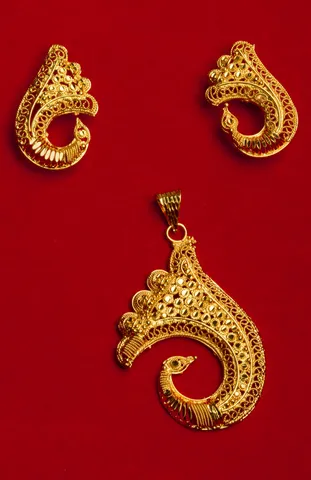 Gold-plated Peacock design Locket & Earrings
