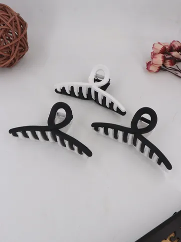 Plain Butterfly Clip in Black & White color - CNB34922