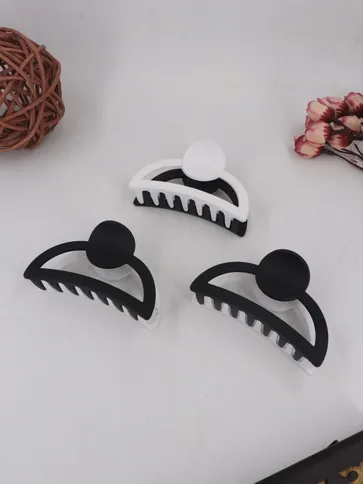 Plain Butterfly Clip in Black & White color - CNB34923