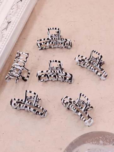 Printed Butterfly Clip in Black & White color - CNB37106