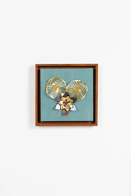 WALL FRAME WITH TWO LEAVES  AND FLOWER COMPOSITION