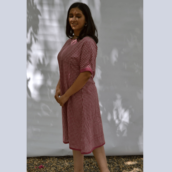 Continuous sleeve with pleated waist dress