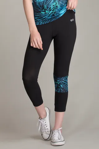 Clovia Active Capri Tights with Printed Panel & Waistband Zipper in Black - Quick-Dry