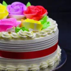 Eggless Happy Holi Roses Cake