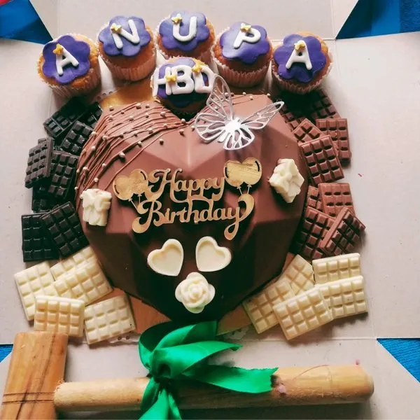 Chocolate Pinata Cake With Hammer And Six Cupcakes Inside