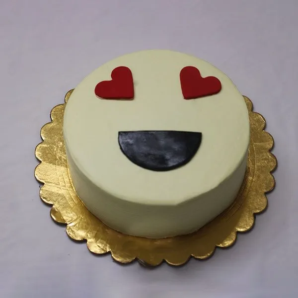 Eggless Butterscotch Heart-Eye Emoji Cake