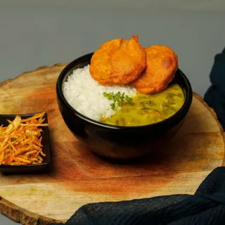 Spinach pappu rice bowl with onion pakoda and potato vepdu