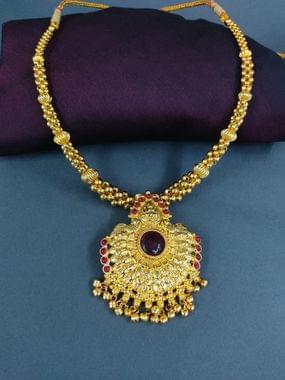 Thushi Single Line Temple Pendant Gold Polishing