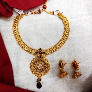 Short Golden Necklace, Elegant & Kundan Simple Set _ Hayagi