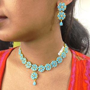 Fancy Short Necklace Flower Design Online